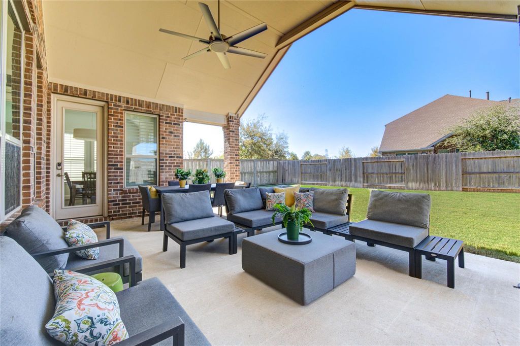 Image 5 of property listing at 12018 Kingsmuir Lane, Richmond, TX 77407