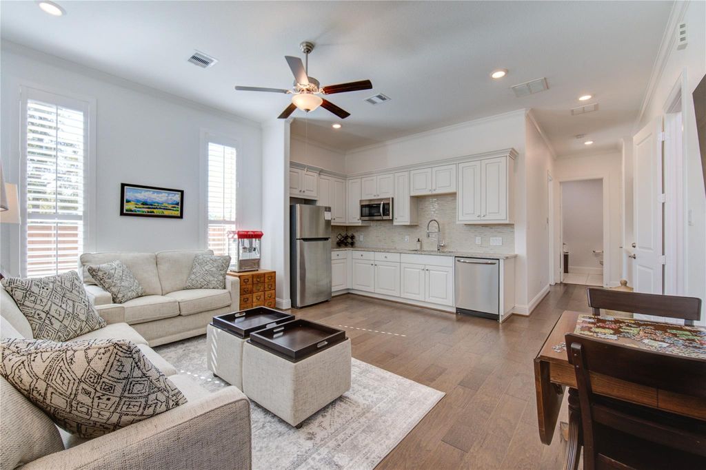 Image 6 of property listing at 12018 Kingsmuir Lane, Richmond, TX 77407