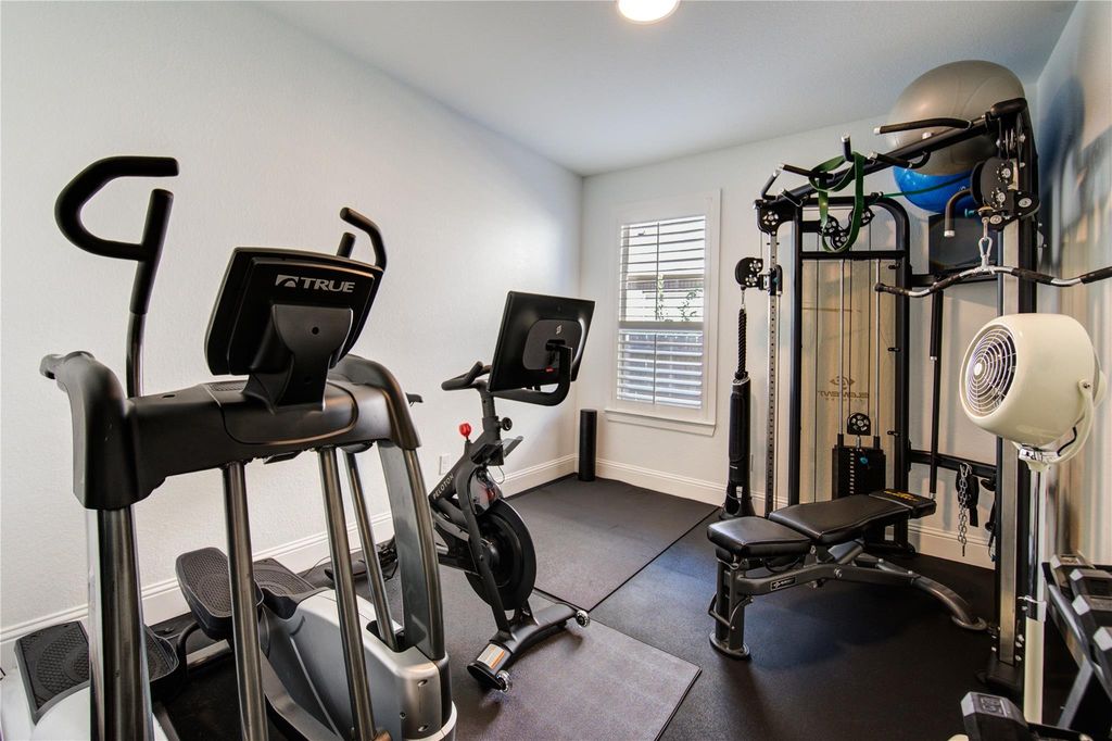 Image 8 of property listing at 12018 Kingsmuir Lane, Richmond, TX 77407