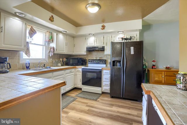 64 FAIRWAY DR, Jonestown, PA 17038