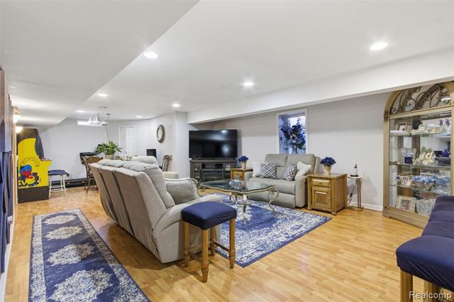48879 Michaywe Drive, Macomb, MI 48044