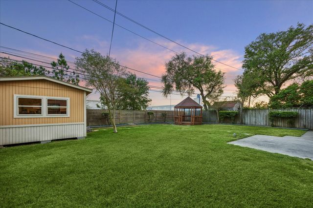 9813 Pine Lake Drive Drive, Houston, TX 77055