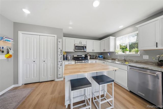 26921 Cedar Run Court, Trenton, MI 48183