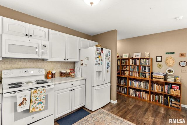 2744 VILLAGE Court, Pekin, IL 61554