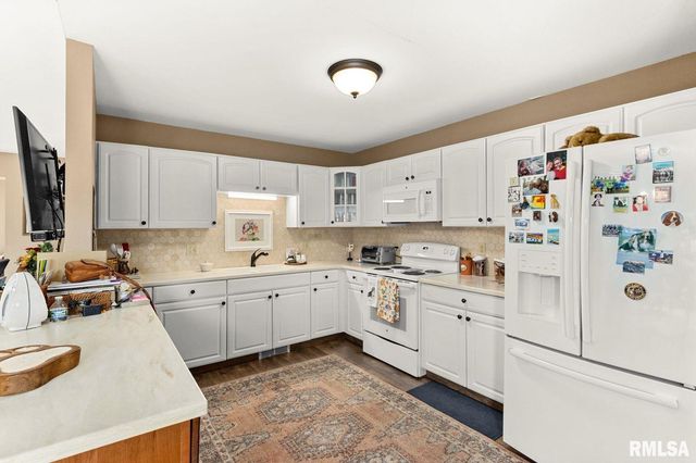 2744 VILLAGE Court, Pekin, IL 61554