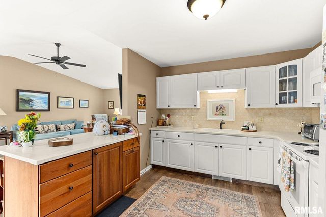 2744 VILLAGE Court, Pekin, IL 61554