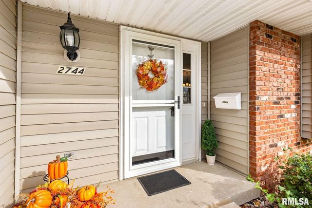 2744 VILLAGE Court, Pekin, IL 61554