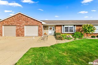 2744 VILLAGE Court, Pekin, IL 61554