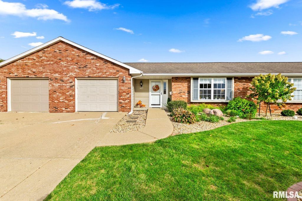 2744 VILLAGE Court, Pekin, IL 61554