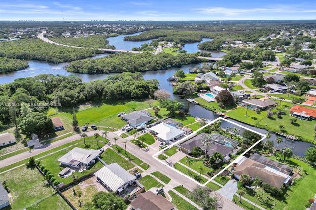 462 NE Cornwall, Port St. Lucie, FL 34983