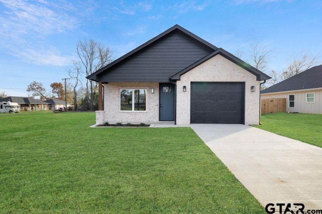 304 W Tarbutton, Troup, TX 75789