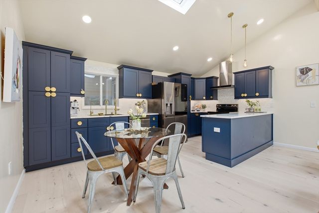 18 James St, Burlington, MA 01803