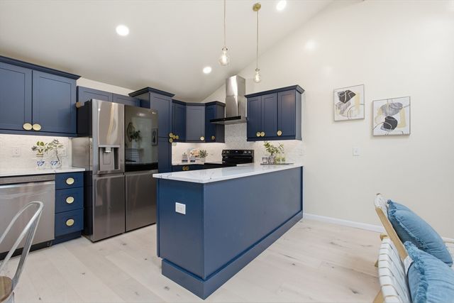 18 James St, Burlington, MA 01803