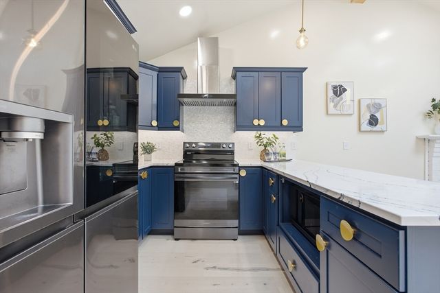 18 James St, Burlington, MA 01803