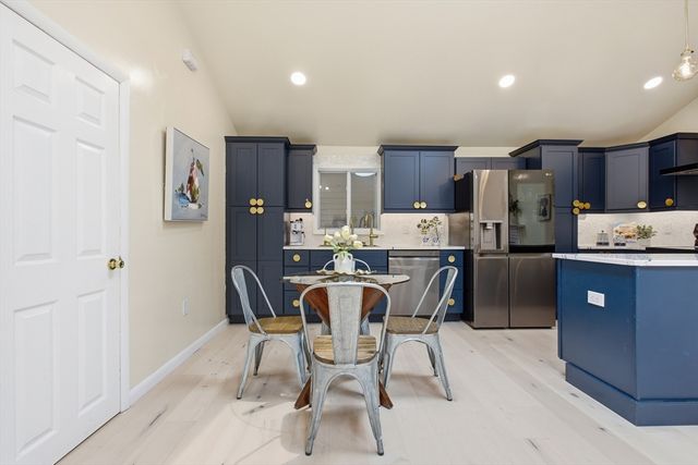 18 James St, Burlington, MA 01803