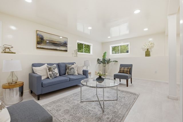 18 James St, Burlington, MA 01803