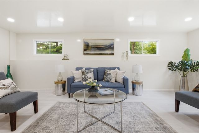 18 James St, Burlington, MA 01803