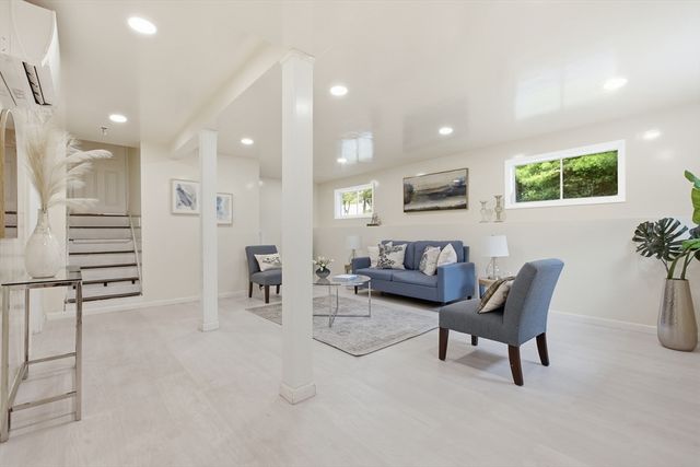 18 James St, Burlington, MA 01803