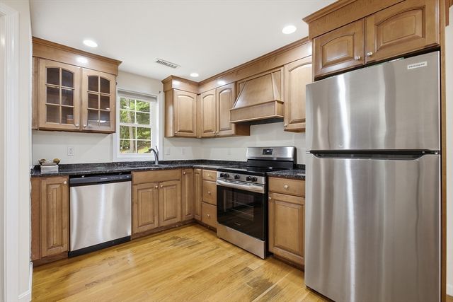 18 James St, Burlington, MA 01803