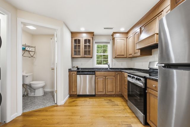 18 James St, Burlington, MA 01803