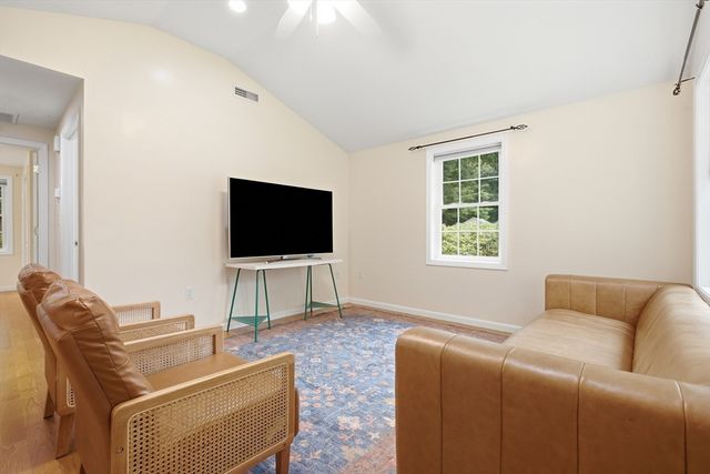 18 James St, Burlington, MA 01803