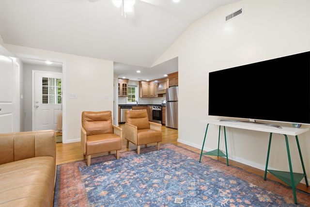 18 James St, Burlington, MA 01803