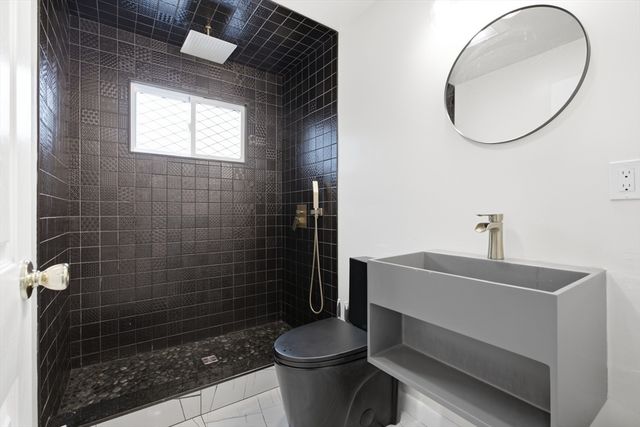 18 James St, Burlington, MA 01803