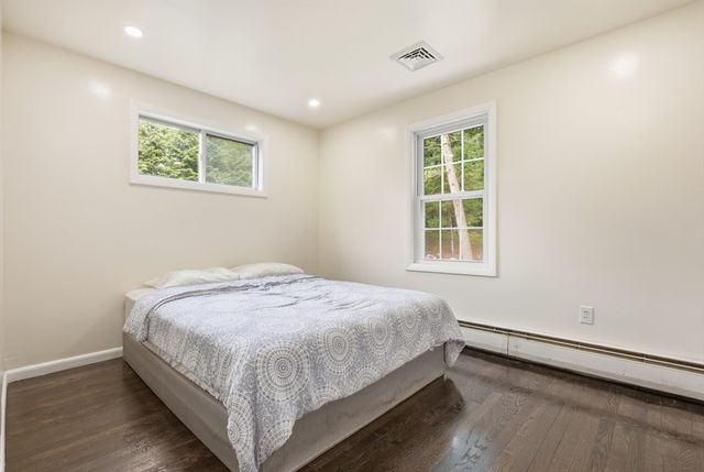 18 James St, Burlington, MA 01803