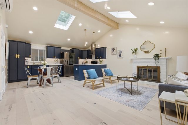 18 James St, Burlington, MA 01803