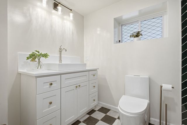 18 James St, Burlington, MA 01803