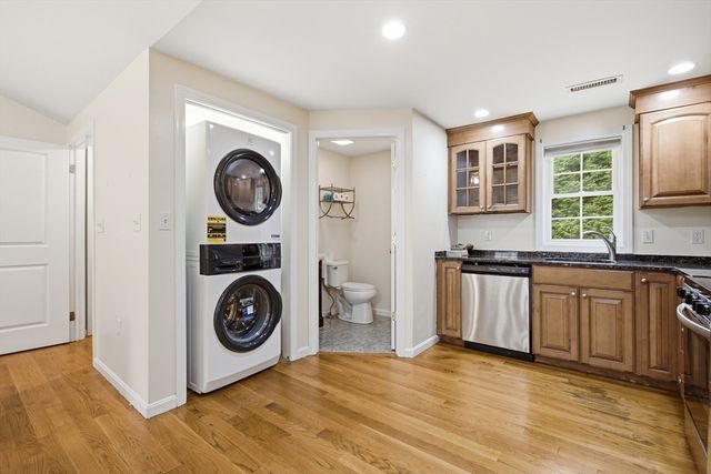 18 James St, Burlington, MA 01803