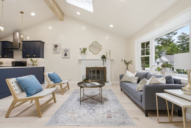 18 James St, Burlington, MA 01803