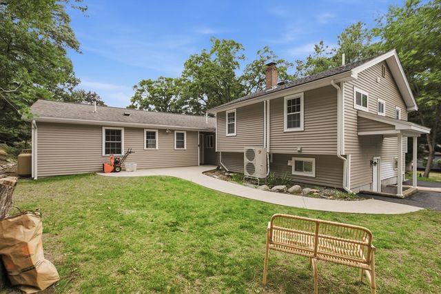 18 James St, Burlington, MA 01803