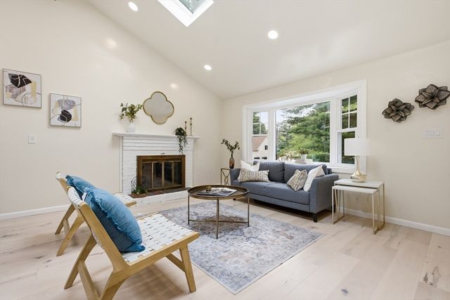 18 James St, Burlington, MA 01803