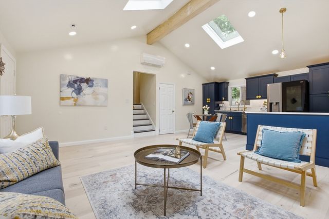 18 James St, Burlington, MA 01803