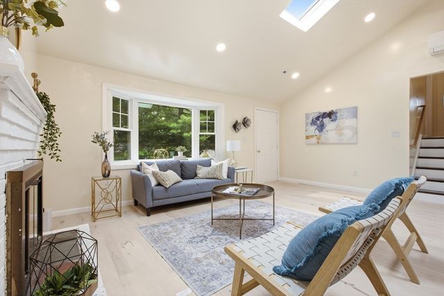 18 James St, Burlington, MA 01803