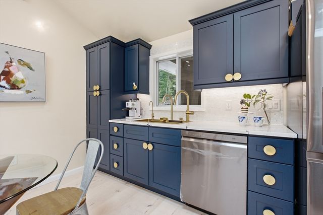 18 James St, Burlington, MA 01803