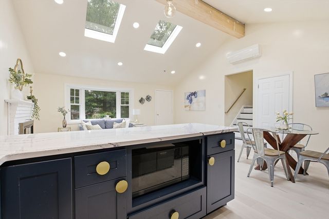 18 James St, Burlington, MA 01803