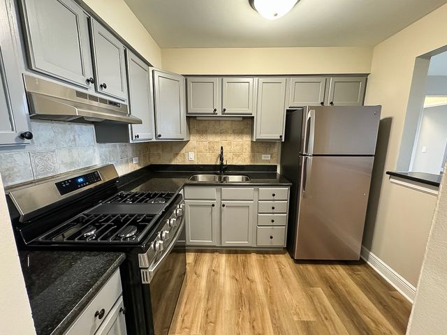 677 S RIVER Road 2D, Des Plaines, IL 60016