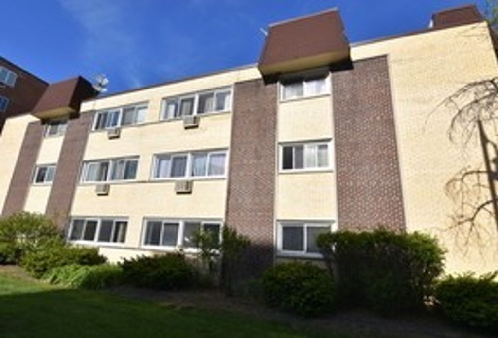 677 S RIVER Road 2D, Des Plaines, IL 60016