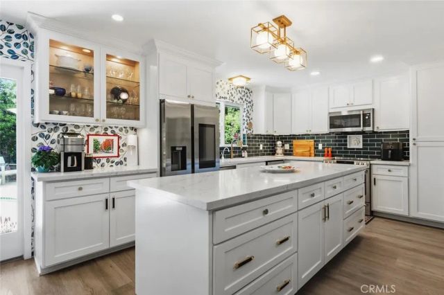 22240 Hart, Canoga Park, CA 91303
