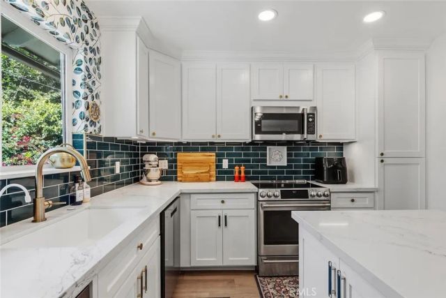 22240 Hart, Canoga Park, CA 91303
