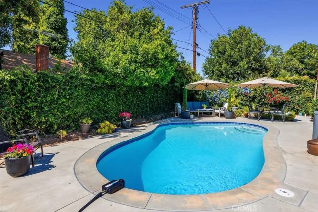 22240 Hart, Canoga Park, CA 91303