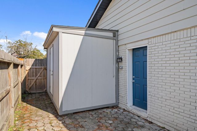 10151 Brinwood Drive, Houston, TX 77043