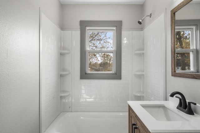 304 E Cofield Street, Aurora, MO 65605