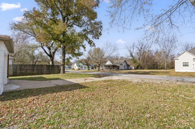 304 E Cofield Street, Aurora, MO 65605