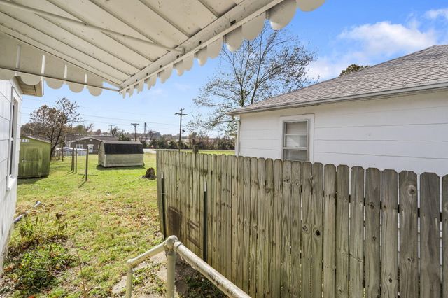 304 E Cofield Street, Aurora, MO 65605