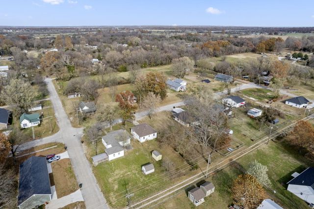 304 E Cofield Street, Aurora, MO 65605