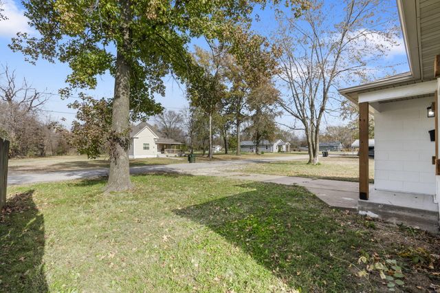 304 E Cofield Street, Aurora, MO 65605