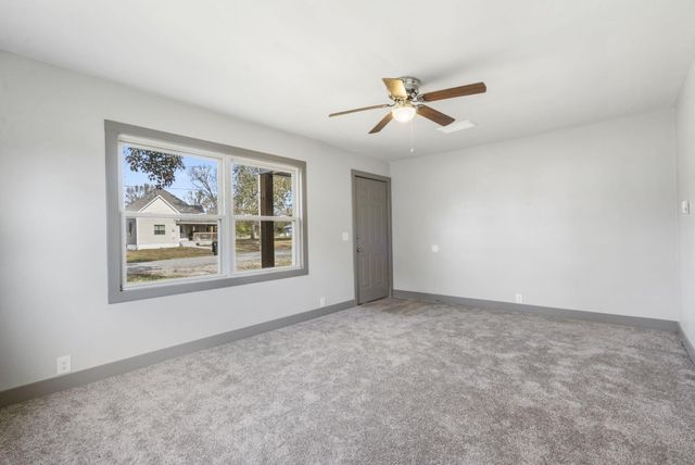 304 E Cofield Street, Aurora, MO 65605